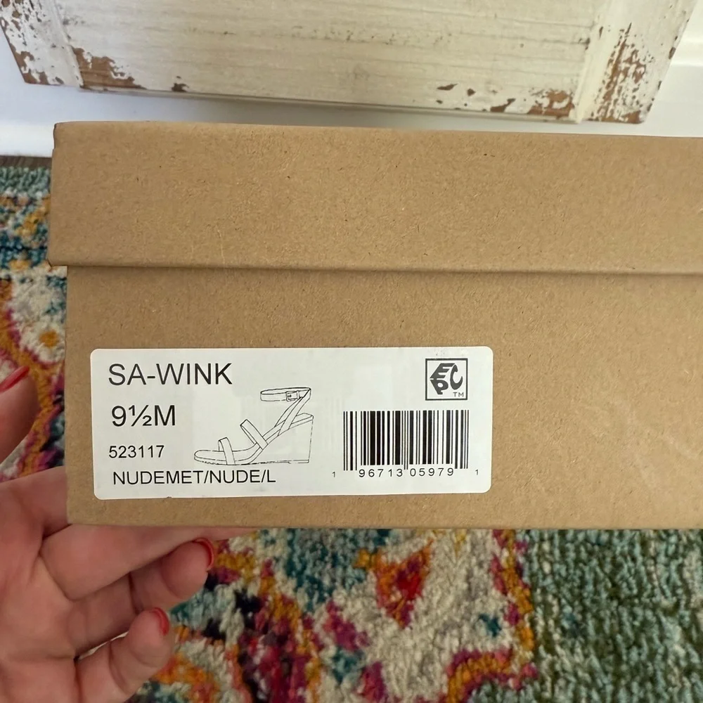 New in Box Sanctuary Tan and Cream Wedge Sandals Wink Size 9.5